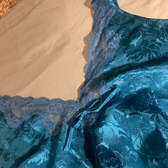 Lingerie - Picture 2 of 5